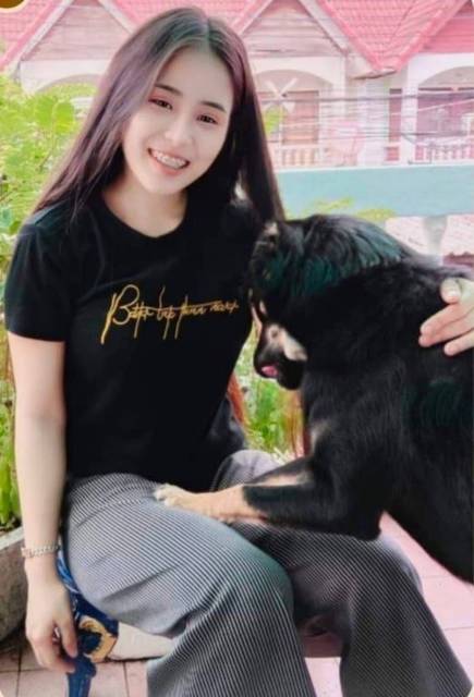 สุนัข ดำ ขาว น้ำตาล มีคิ้วสีน้ำตาลทั้ง2ข้าง มีถุงเท้าสีน้ำตาลตรงขาทั้ง4 มีจุดขาวๆตรงแก้มละมีจุดสีดำแทรก เหมือนหมามีไฝ และตรงคอมีขนขาวๆแทรกตรงกลางยาวเกือบถึงหน้าอก · ไม่มี